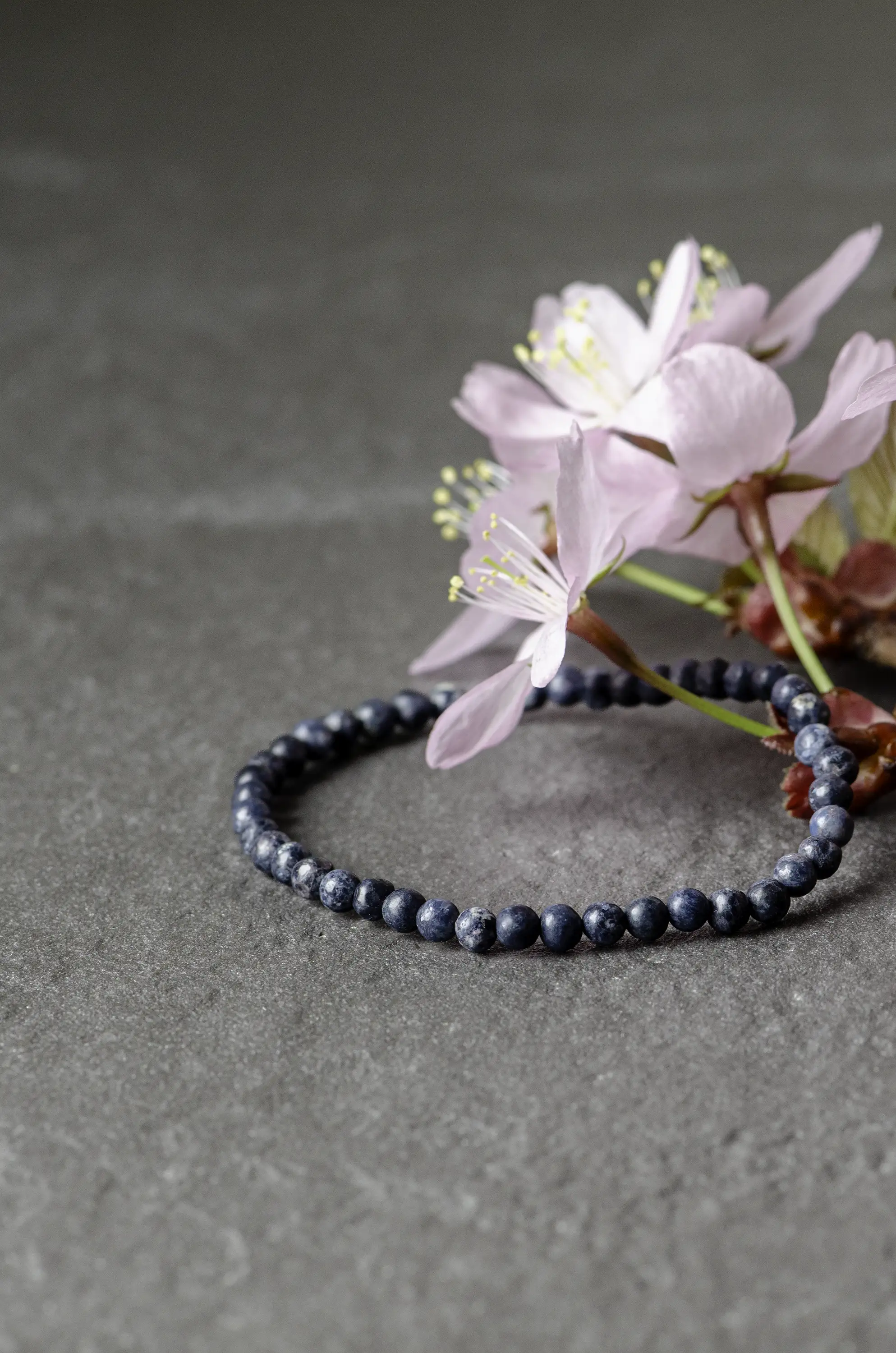 Armband i mörkblå howlit